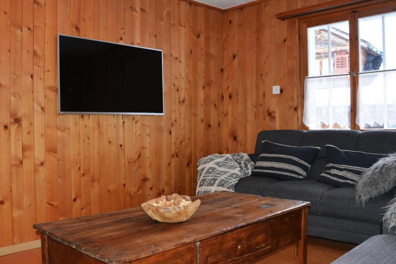 Alte Post Mit Geschichte Und Restaurant Apartment Tavanasa ภายนอก รูปภาพ