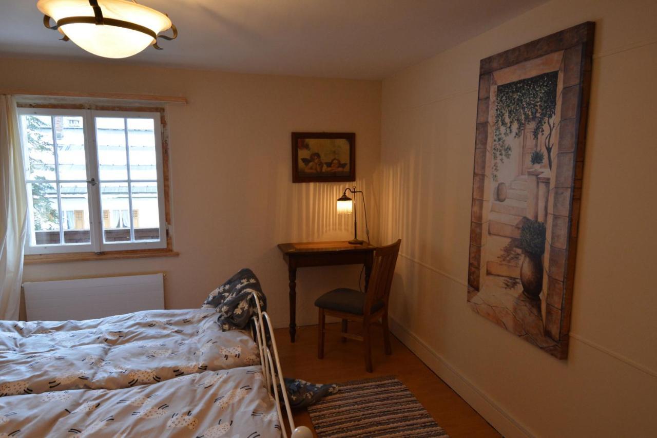 Alte Post Mit Geschichte Und Restaurant Apartment Tavanasa ภายนอก รูปภาพ