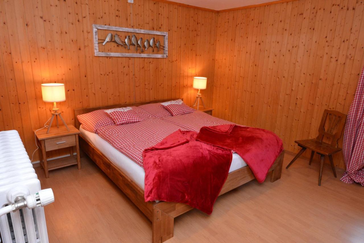Alte Post Mit Geschichte Und Restaurant Apartment Tavanasa ภายนอก รูปภาพ