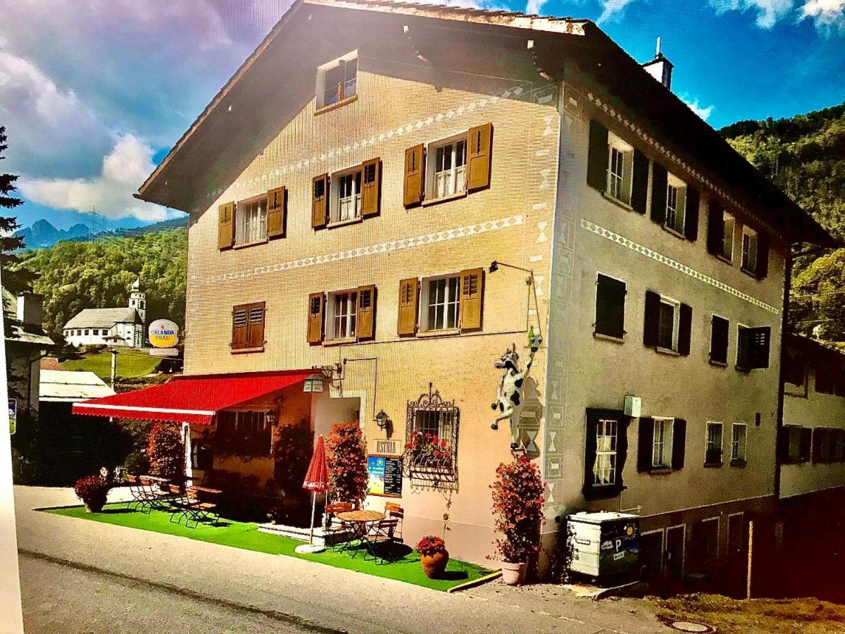 Alte Post Mit Geschichte Und Restaurant Apartment Tavanasa ภายนอก รูปภาพ