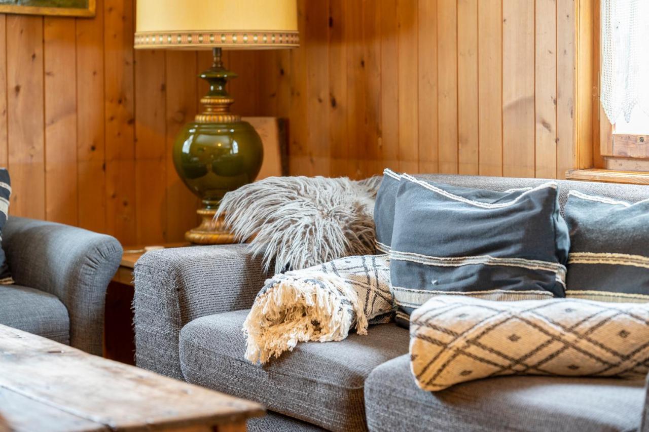 Alte Post Mit Geschichte Und Restaurant Apartment Tavanasa ภายนอก รูปภาพ
